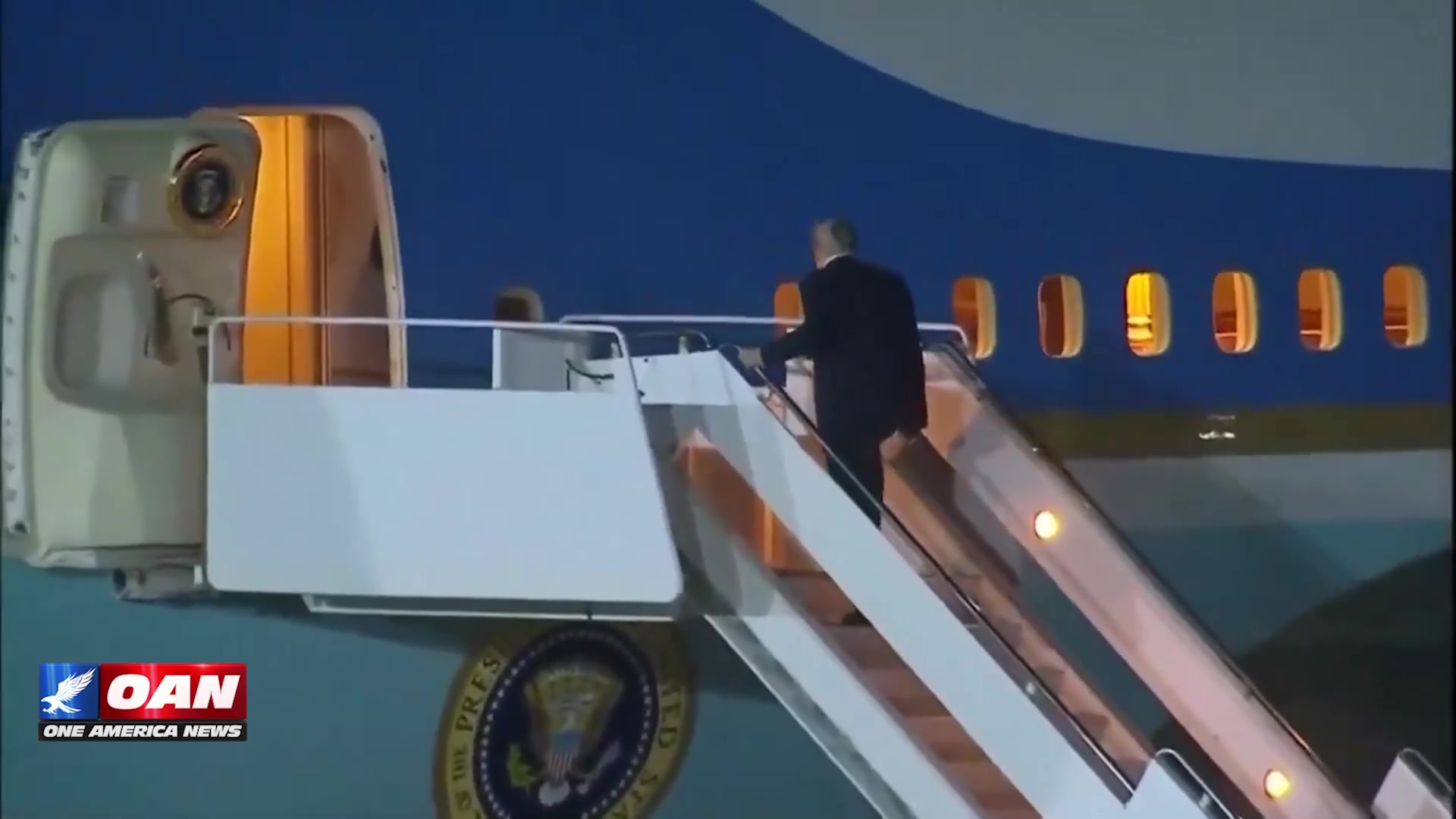 President Trump steps aboard Air Force One after the landmark Gaza ...