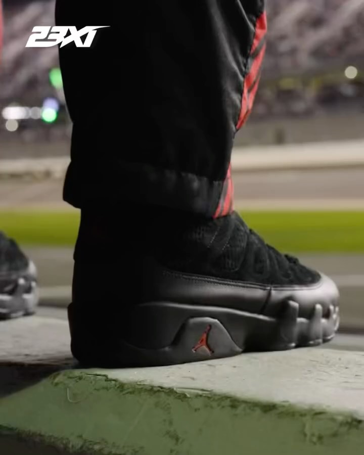 激レア23cm Jordanミドル少年野球スパイク シカゴカラー Tyler Reddick's pit crew debuted the Air Jordan 9 pit shoe last