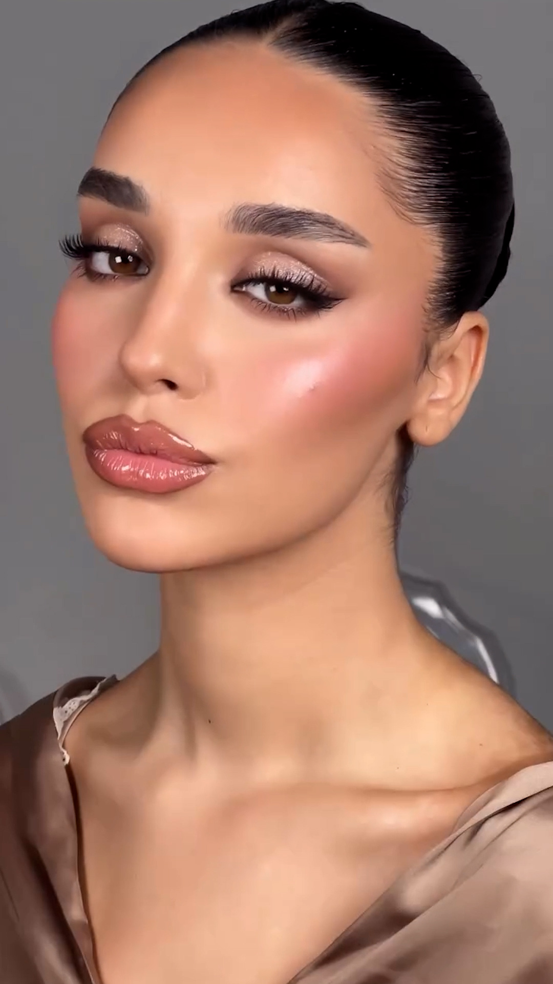 Shimmery golden makeup look | MetDaan Makeup | Facebook