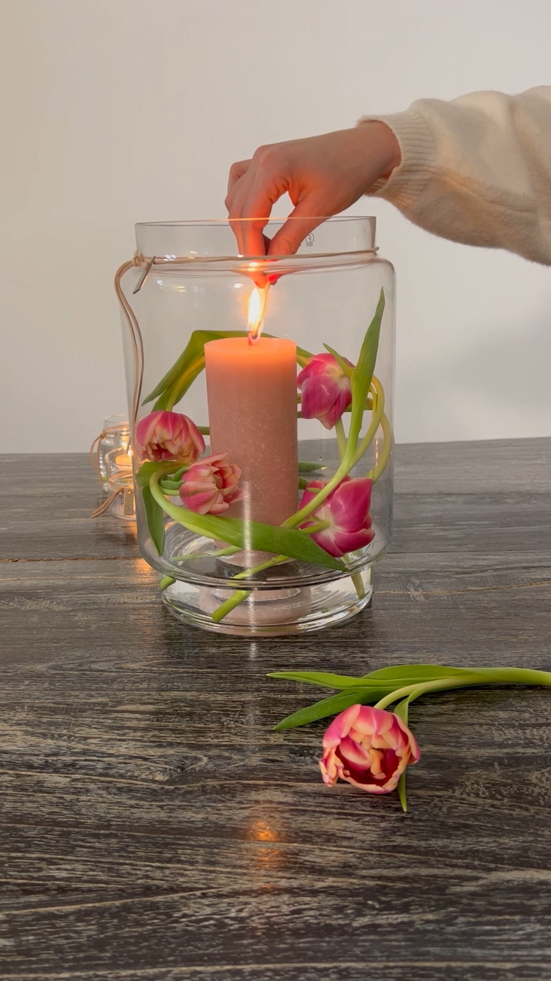 🌷Tulpen in der Vase!🌷, In diesem Reel zeigen wir dir, wie du wunderschöne Tulpen in eine Vase arrangierst und mit einer Kerze kombinierst., Das Ergebnis? Ein frisches Deko-Highlight, das deinem