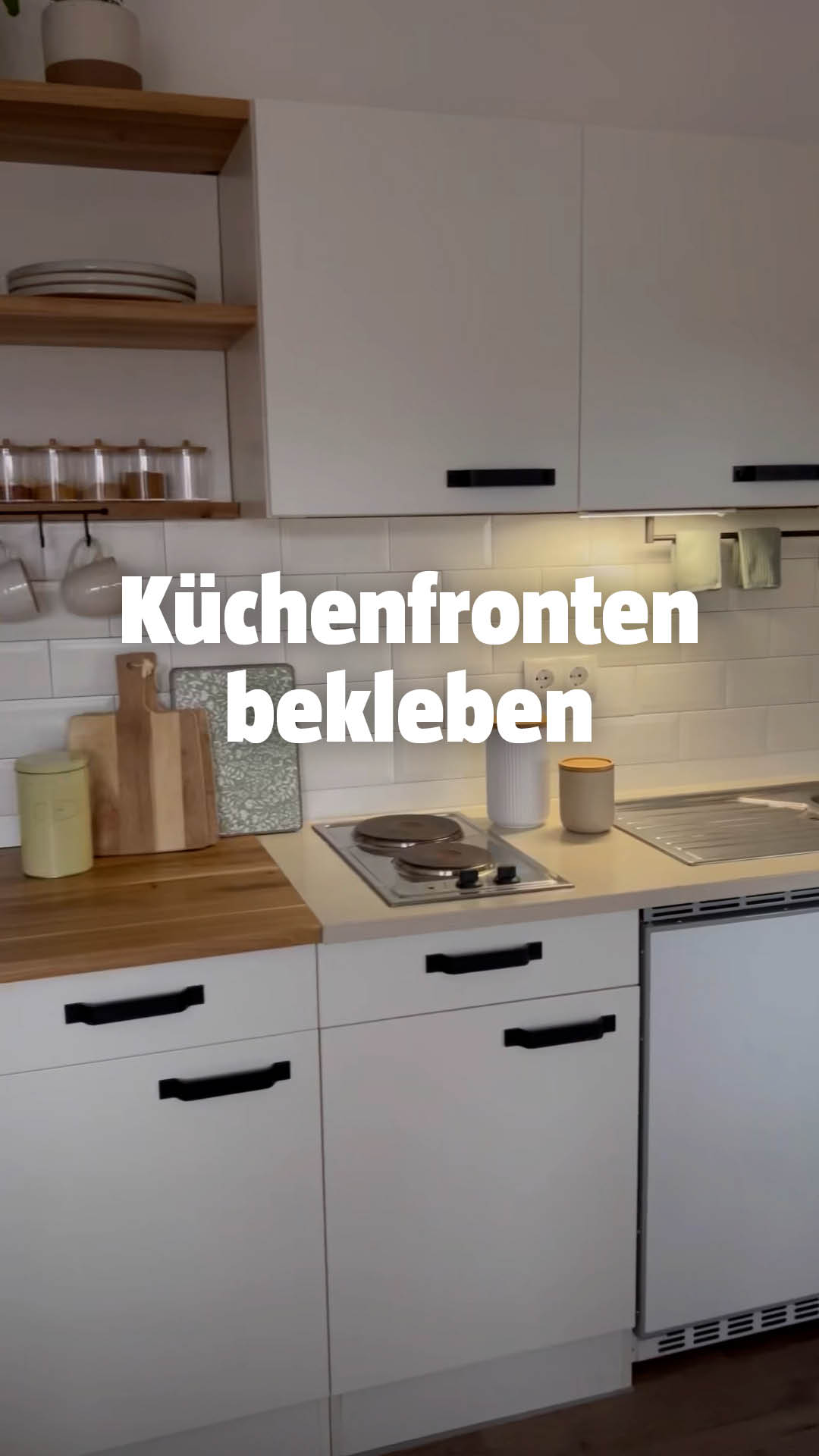 Neue Küche, ganz ohne Renovierung!💡 Mit selbstklebender Folie gibst du deinen Küchenfronten im Handumdrehen einen frischen Look. 🎨 | BAUHAUS Deutschland