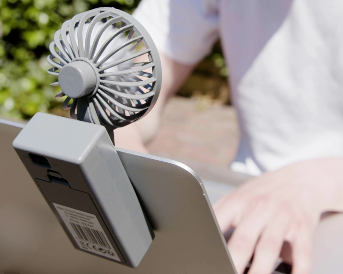 Mit diesem coolen Mini-Ventilator für deinen Laptop oder dein Handy behältst du im Sommer einen kühlen Kopf! 💨 | Action