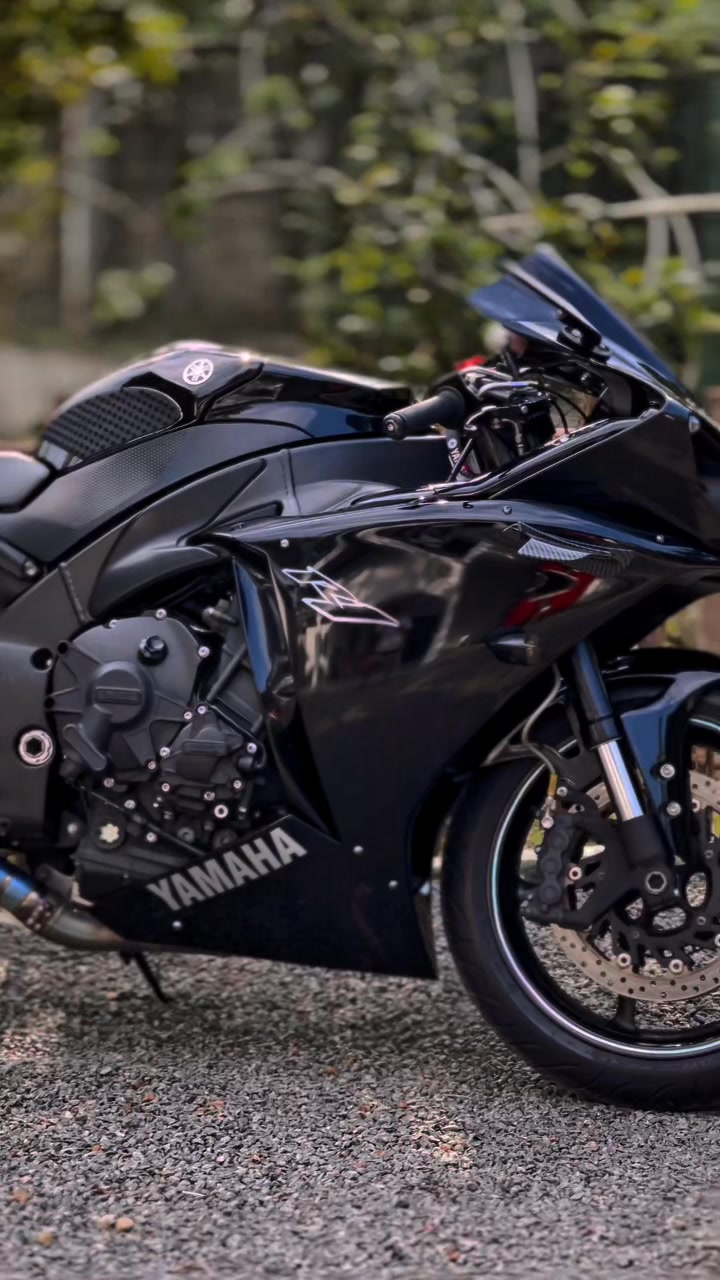 හිදින්නේ බලා නුඹේ ඔය රුව මාගෙ නිසා...🫀🤍🫶🏻 #R1 #yamaha #yzfr1 # ...