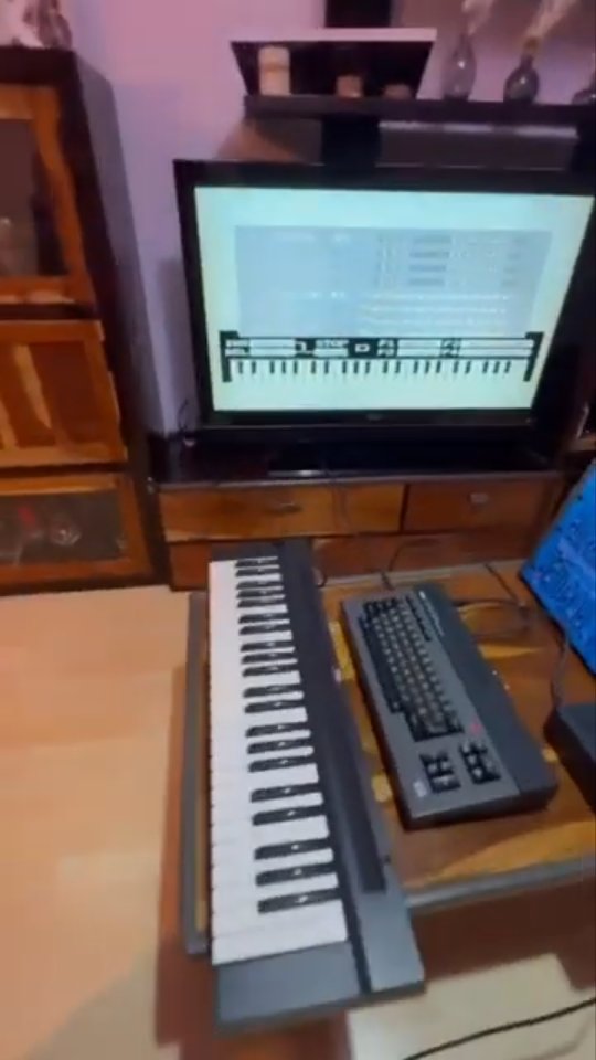 MSX Yamaha CX-5M & Interface MIDI SFG-05 1983 FM aunque tiene MIDI