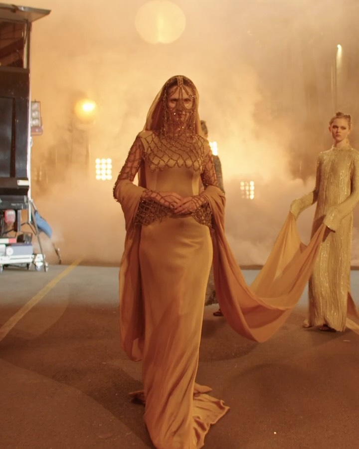 dune gold dress That’s a wrap! #VogueWorld: Hollywood opened its last act with looks from the Academy Award-winning film 'Dune.' Drenched in golden light in this segment on the new world, @DojaCat performed epos:colour:Gold