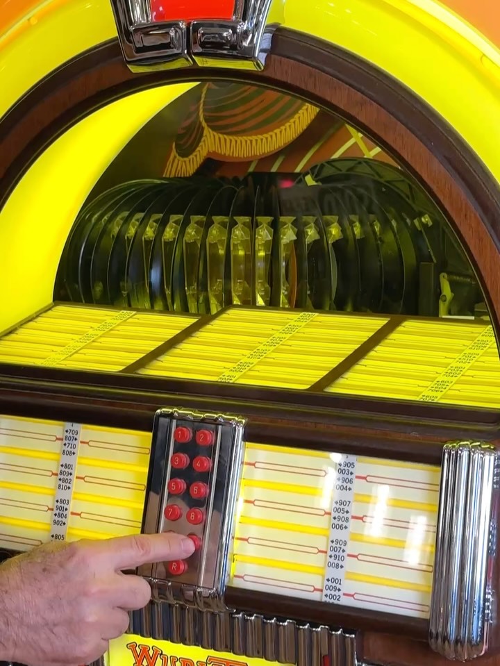 How incredible does this Wurlitzer One More Time jukebox sound
