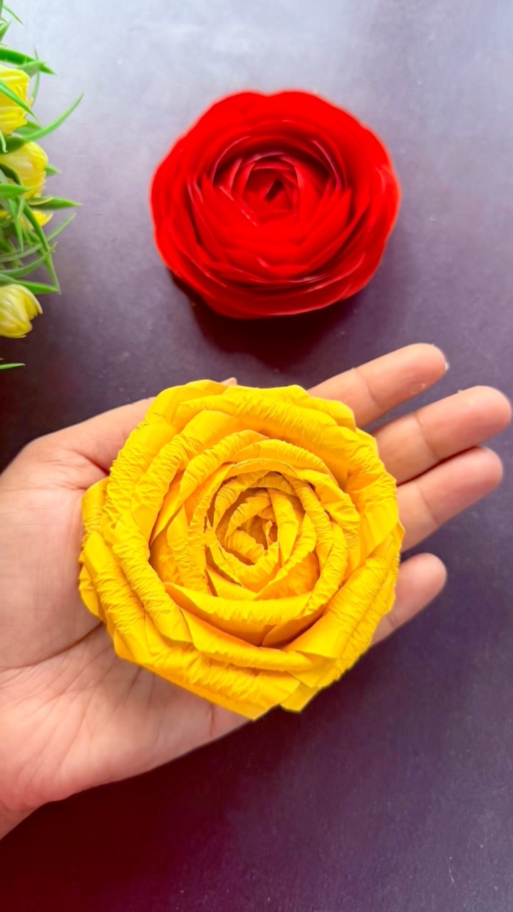 DIY paper rose Woooow 🥰🥀🌹 #craft #diy #easy #papercraft #flowers #roses ...
