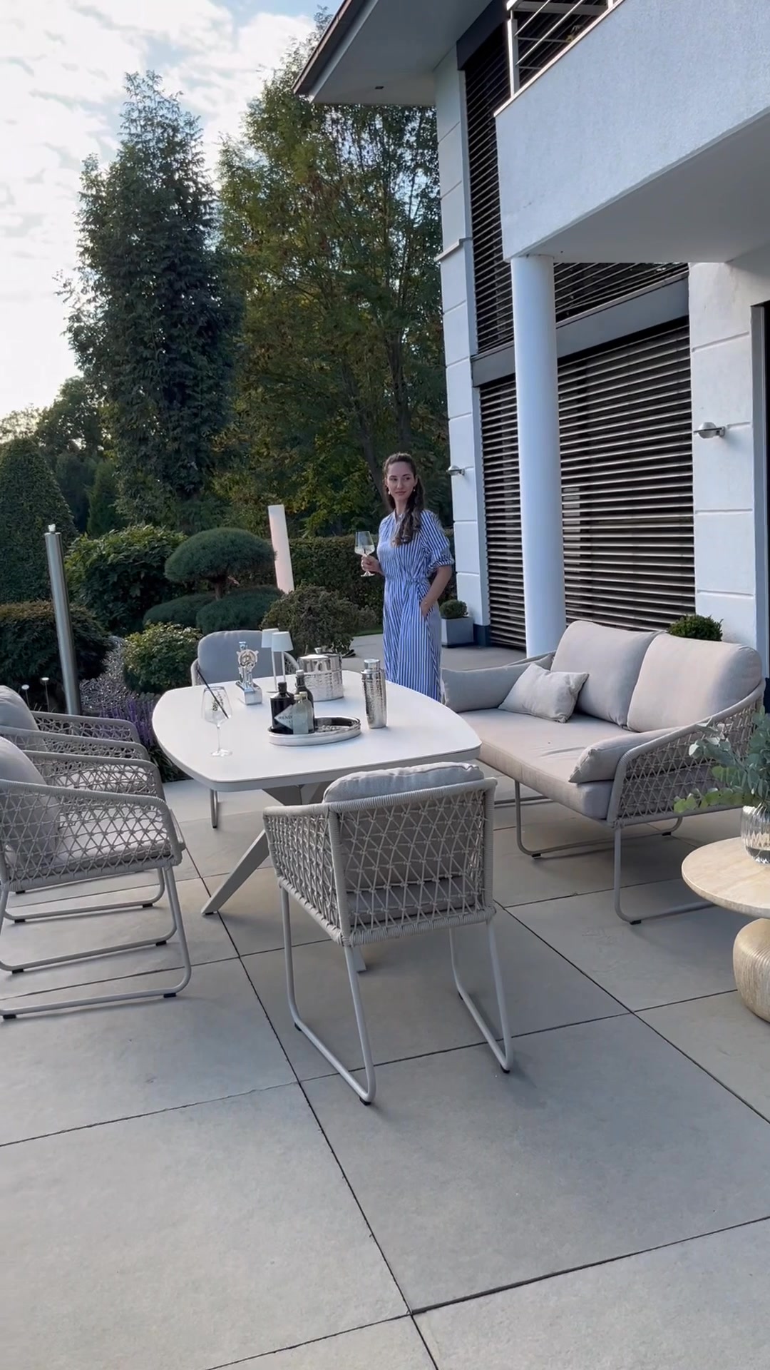 Unser Loungemöbel Set MILA verwandelt deine Terrasse in eine moderne, komfortable Outdoor-Oase. Die hochwertige Flechtoptik und die weichen Polster schaffen den perfekten Ort für lange