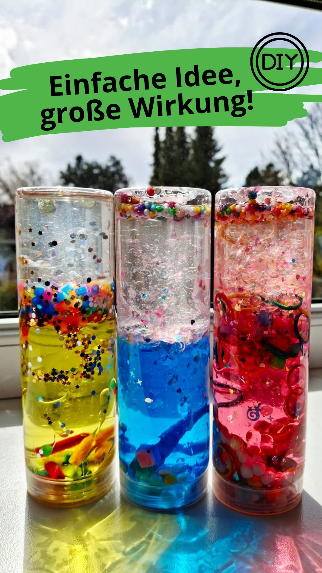 Ganz einfach selbst machen und dabei spielerisch fördern.💚, Mit wenigen Materialien entstehen faszinierende Sensorik-Flaschen, die Kinder zum Beobachten, Greifen und Entdecken einladen., So geht’s:,