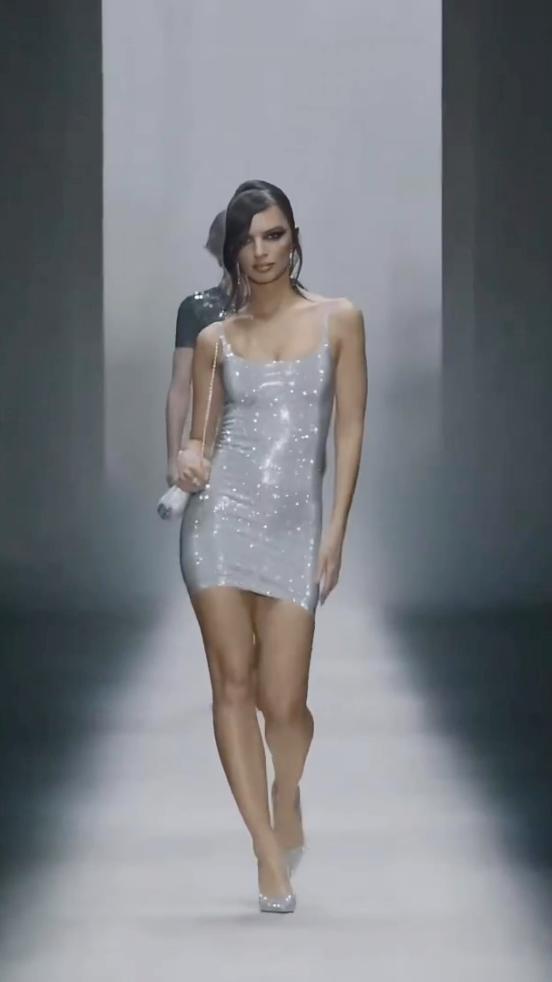 Emily Ratajkowski desfilando en la pasarela de Gucci durante Milán ...