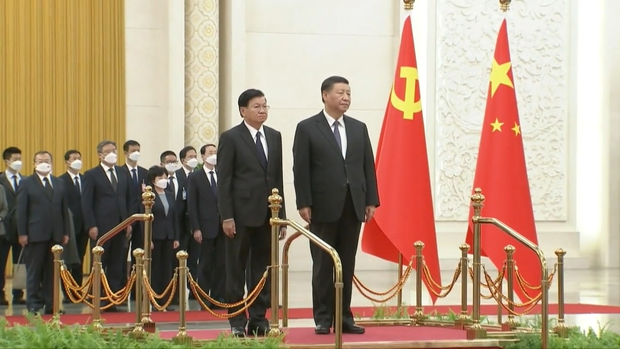 Chinese President Xi Jinping met with Lao President Thongloun Sisoulith ...