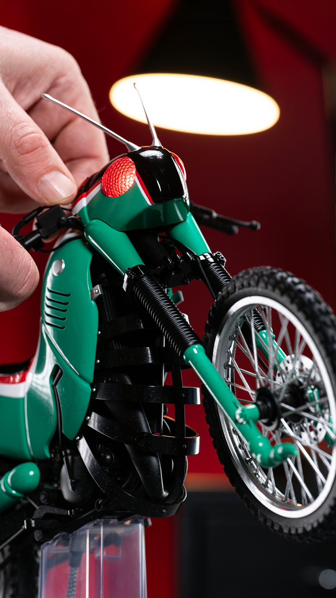 スケール テイル フィギュア We're riding in for a First Look at this Kamen Rider collectible