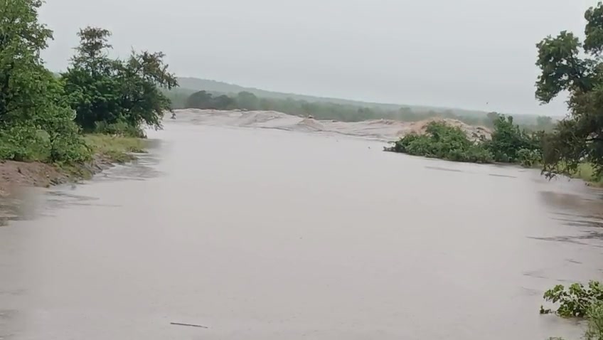 The Letaba River low water bridge on the H14 connecting Phalaborwa Gate ...