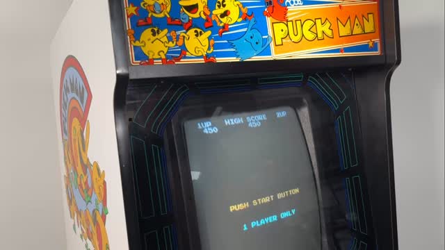 プクまま Very rare Puck Man by Namco from 1980. This machine is extremely