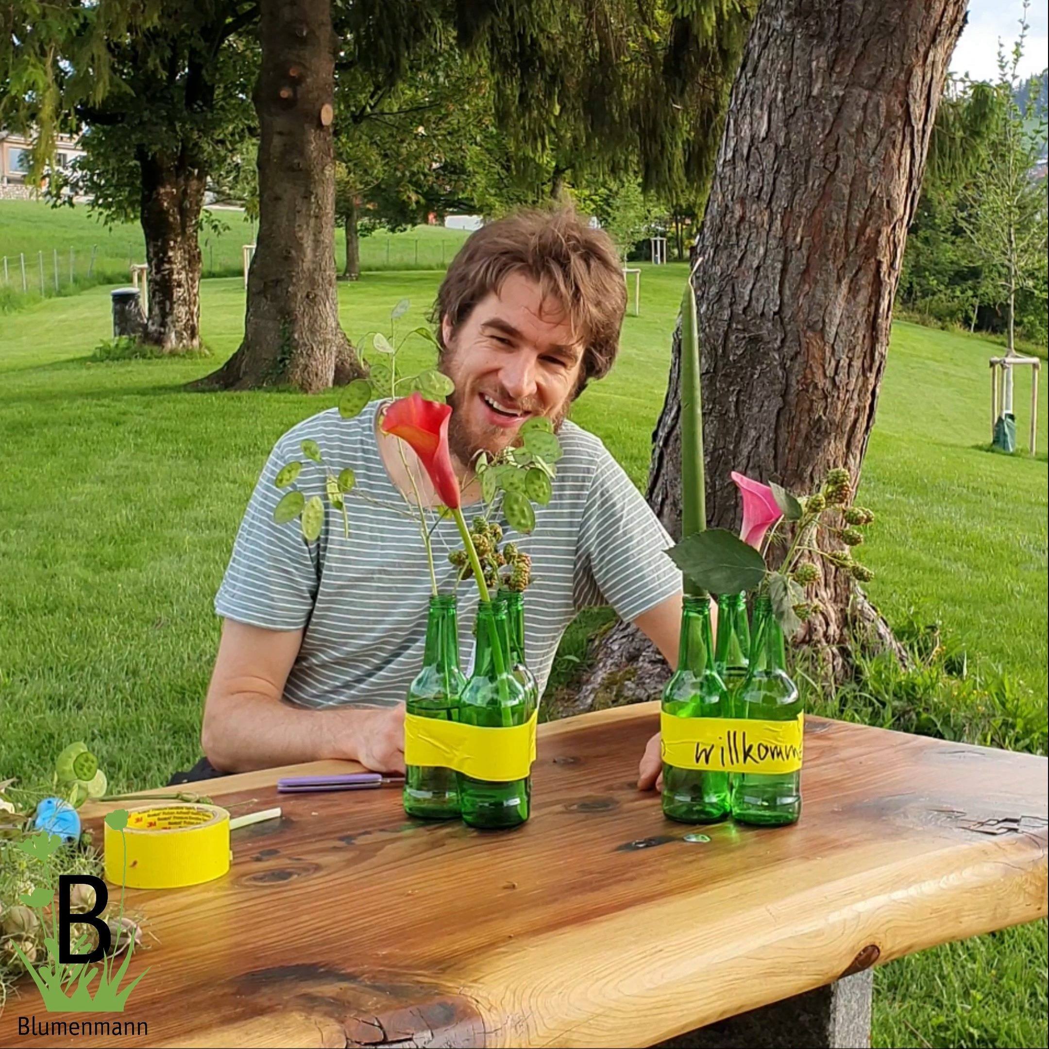Steht die Sommerparty vor der Türe?, Schnelle und einfache Tischdeko Idee mit leeren Bierflaschen selber machen. Schnell ein Tisch sommerlich dekorieren. | Der Blumenmann