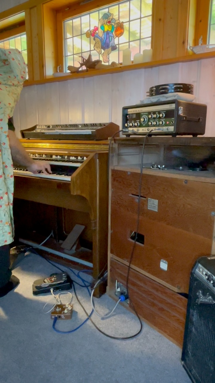 Hammond C3 through a Leslie 147. #hammondorgan #leslie147