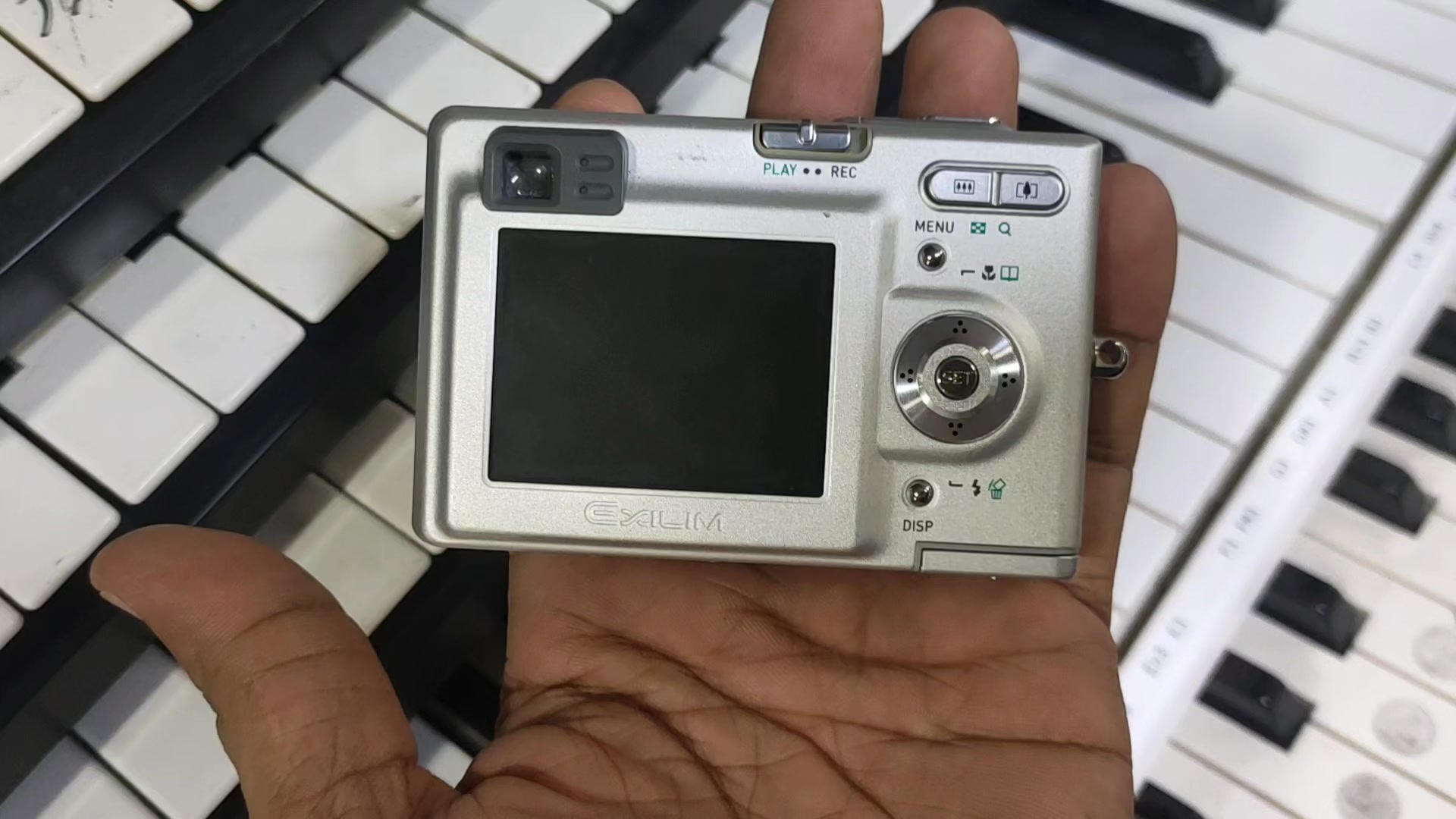 Silver Casio Exilim EX-Z3 compact digital camera. Selling as is 
