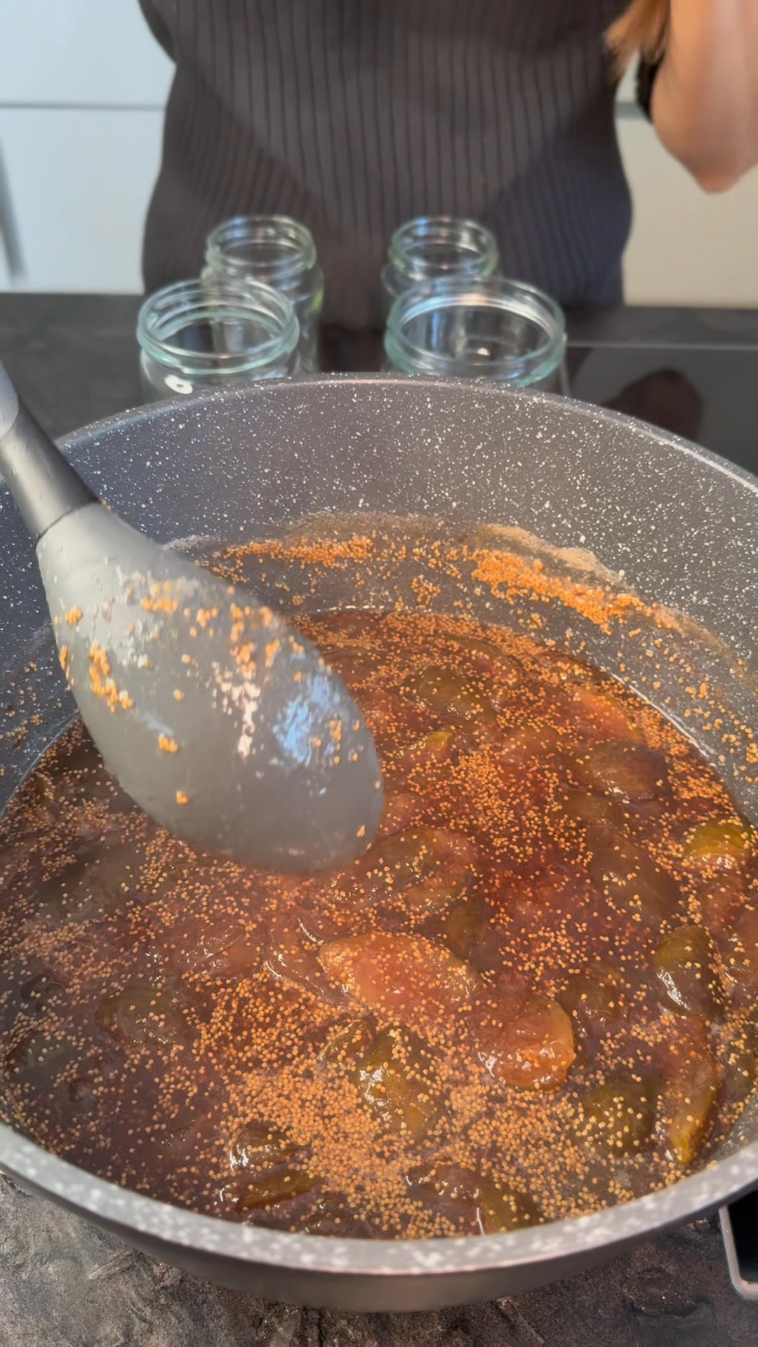 Nur 2 Zutaten und du zauberst dir den puren Sommer ins Glas!, Feigenmarmelade ganz einfach selbstgemacht: Am Abend die süßen Feigen klein schneiden, mit Zucker vermischen und abgedeckt ziehen lassen.