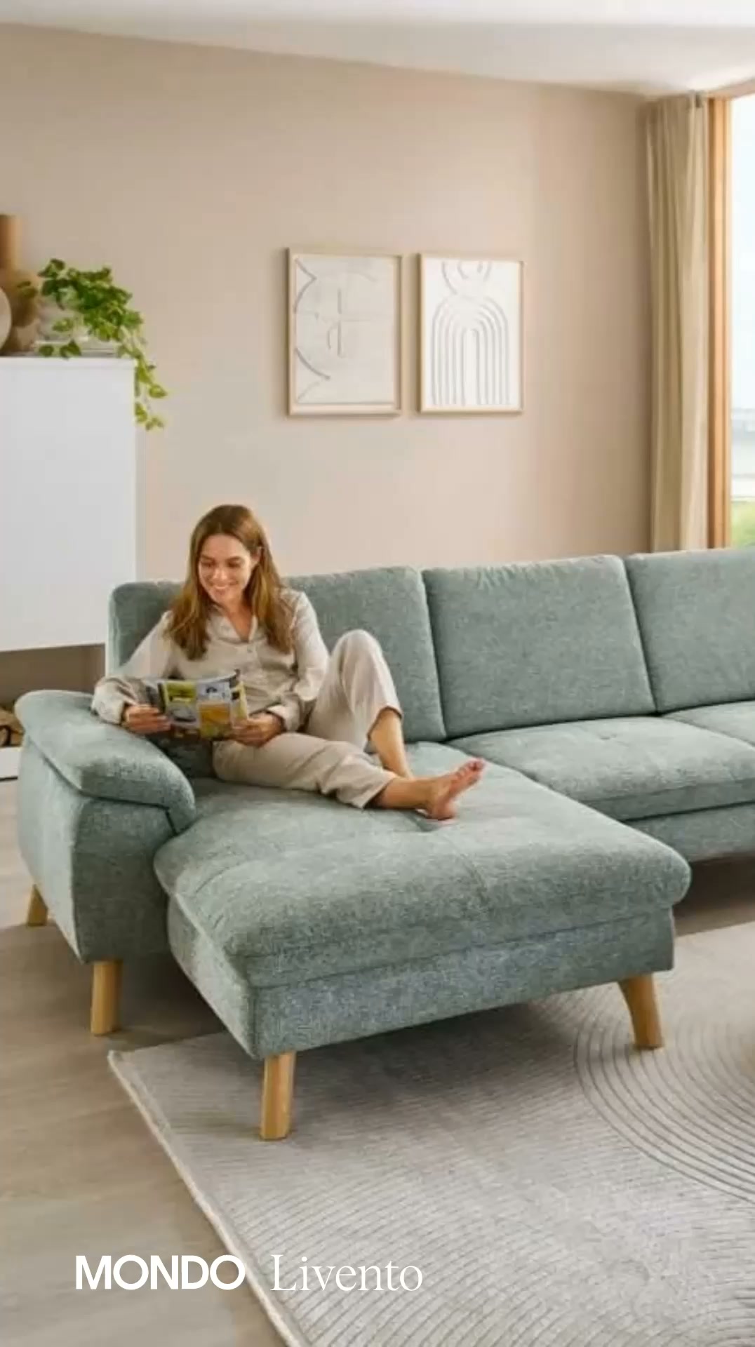 Helles Sofa & Haustiere? 🐾 Spoiler: Ja, das geht! 🛋️, Du liebst den Look einer hellen Couch, hast aber Angst vor Pfotenabdrücken? Mit den richtigen Stoffen von MONDO ist das kein Problem mehr., Unsere