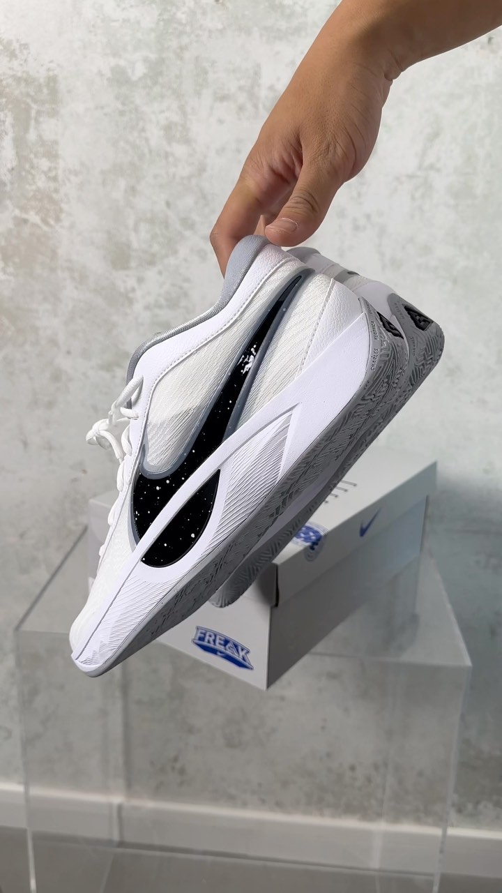 ZOOM FREAK 6 - Giannis' signature line continues with his cleanest