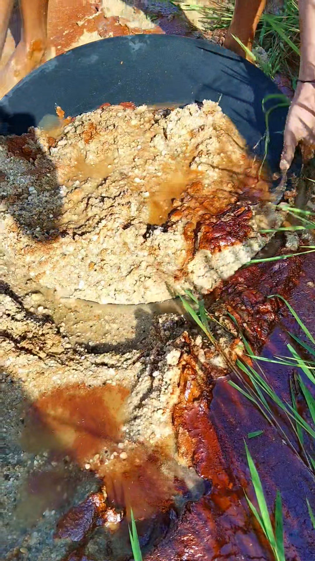 process of searching for gold in rusty sand on the edge of the river 💰💰 ...
