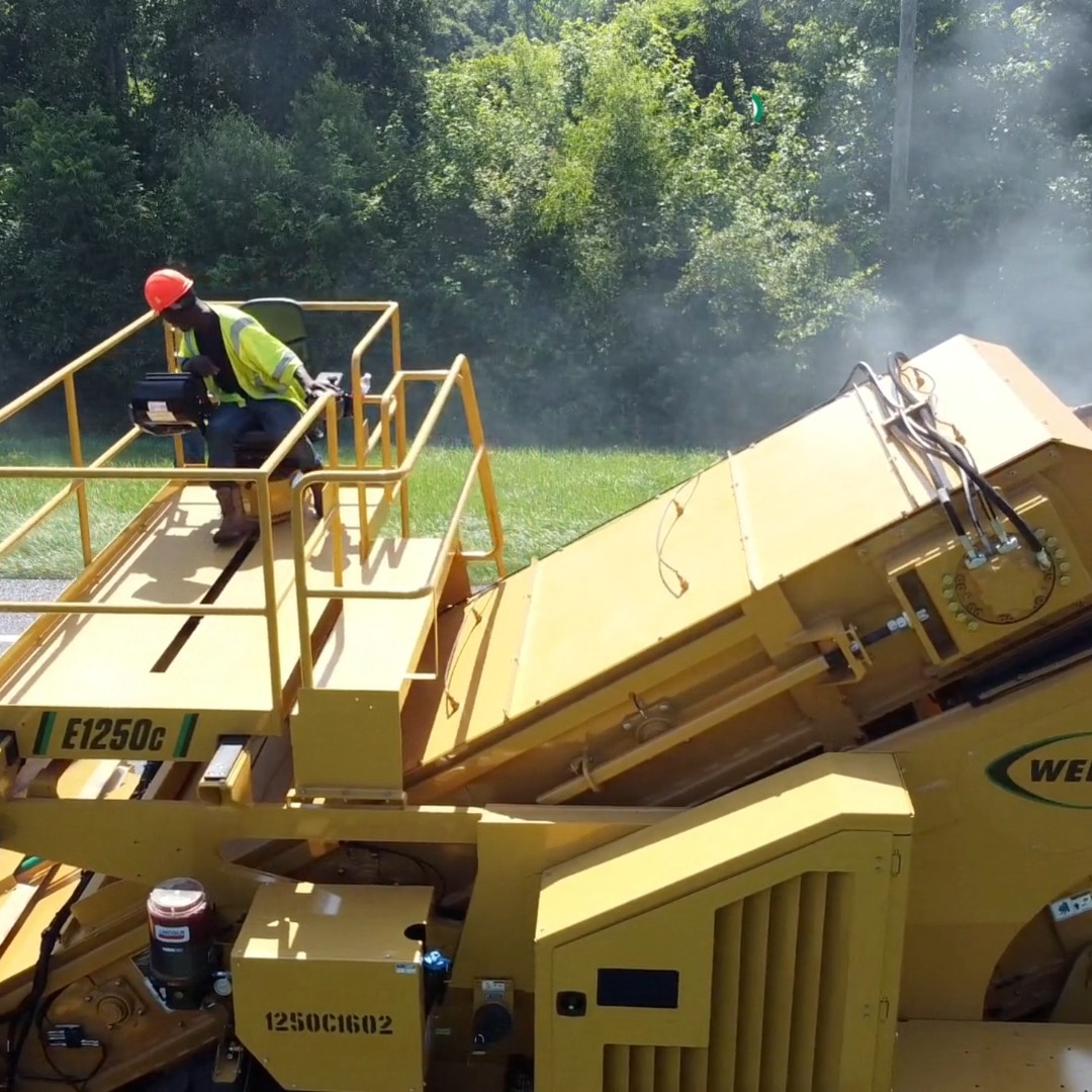 A uniform mix supports better paving results. The E1250C’s patented ...