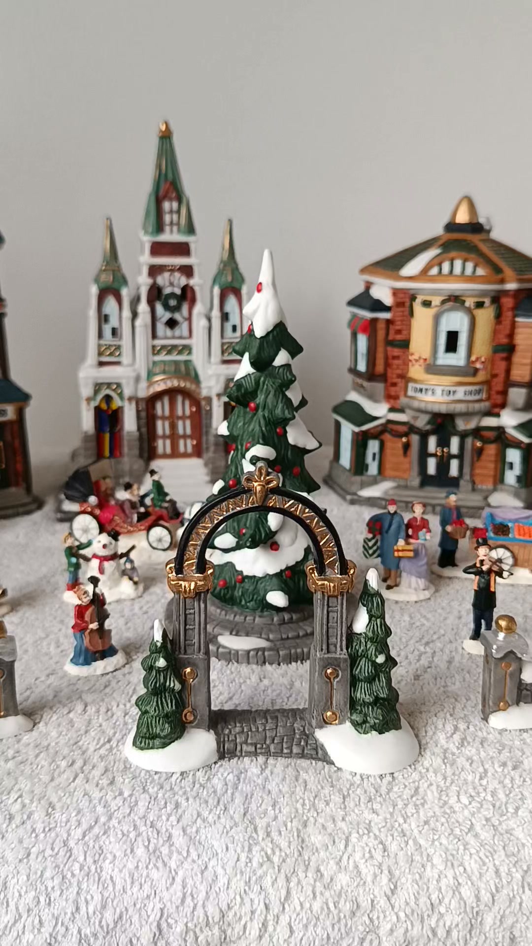 Kirkland 18pcs Set with light bulbs and artificial snow