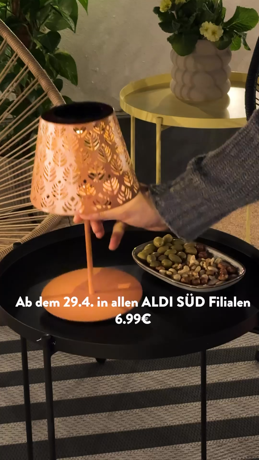 Ein Tap und dein Balkon bekommt einen neuen Vibe.🤩, Unsere Solar Outdoor Lampen bringen Farbe und Licht auf deinen Balkon… aber zum ALDI Preis. Ab dem 29.4. für nur 6.99€ in deiner ALDI SÜD Filiale.,