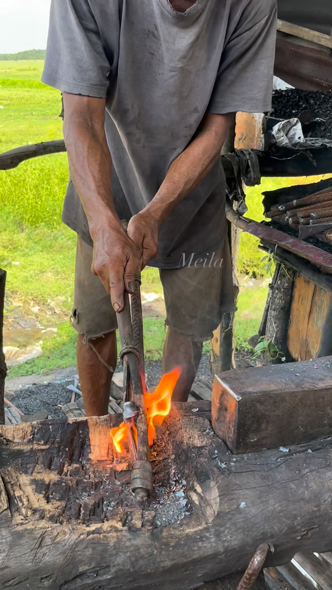 Making the letter V on a crowbar #fypageシ #blacksmithindonesia # ...