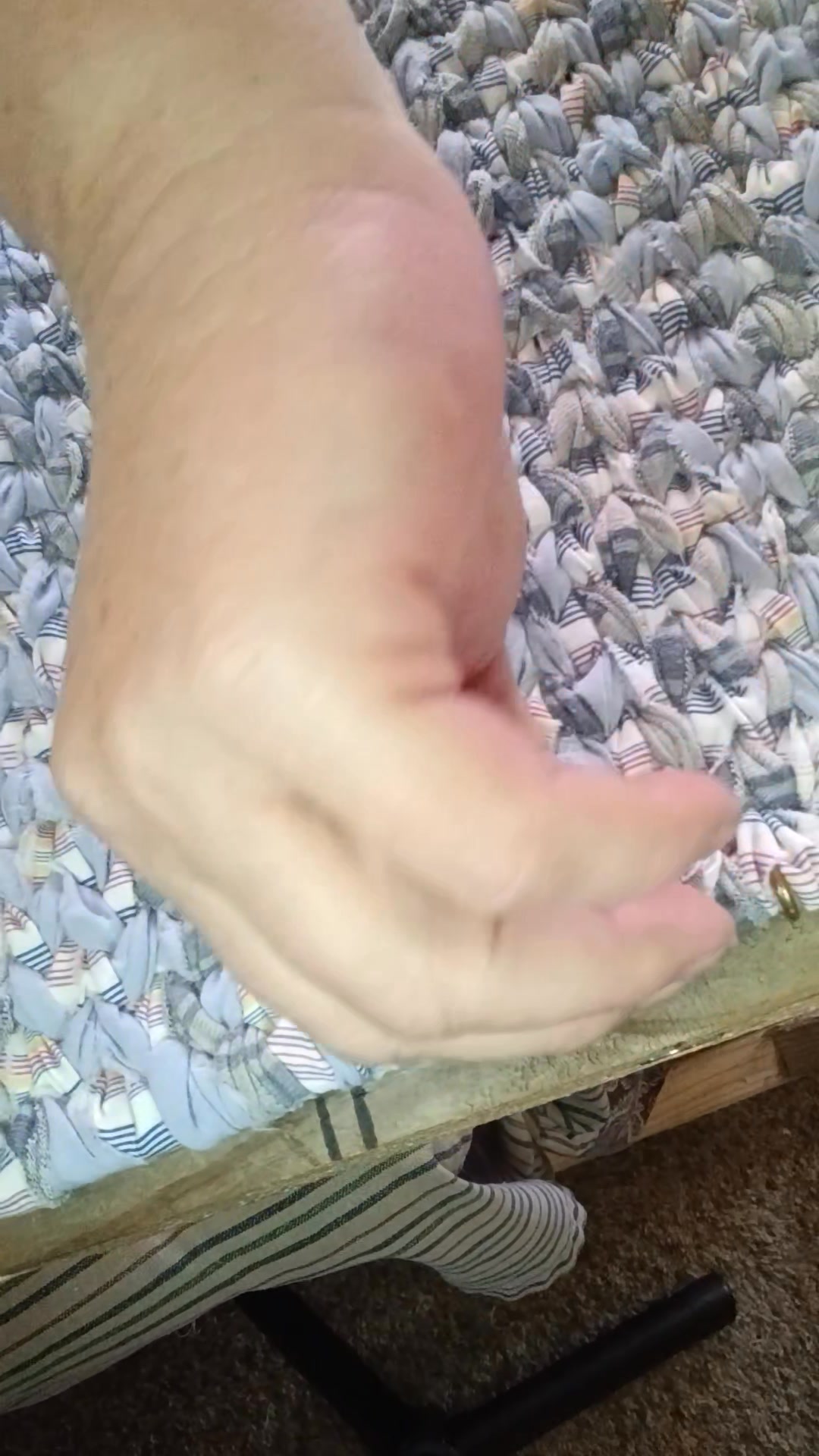 Rag rug #3 Finishing the last stitches and binding the final edge I ...