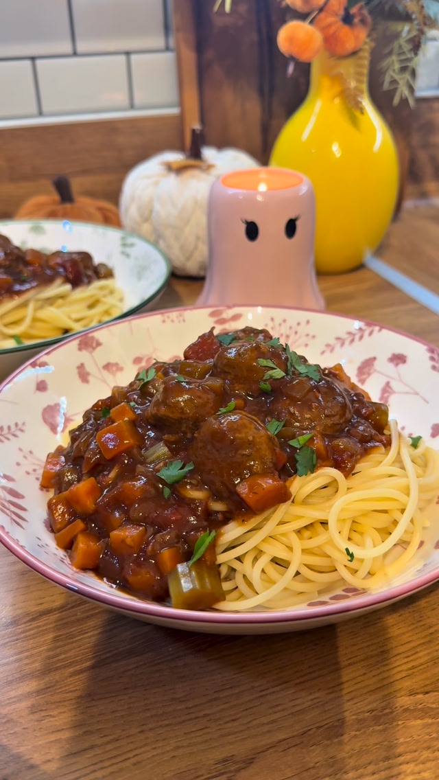 Budget friendly cosy comforts 🍂 Slowcooker Meatball Ragu 🍝 Ingredients ...