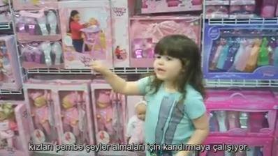 Küçük bir kız sitem ediyor Neden kızlar hep pembe şeyler almak ...