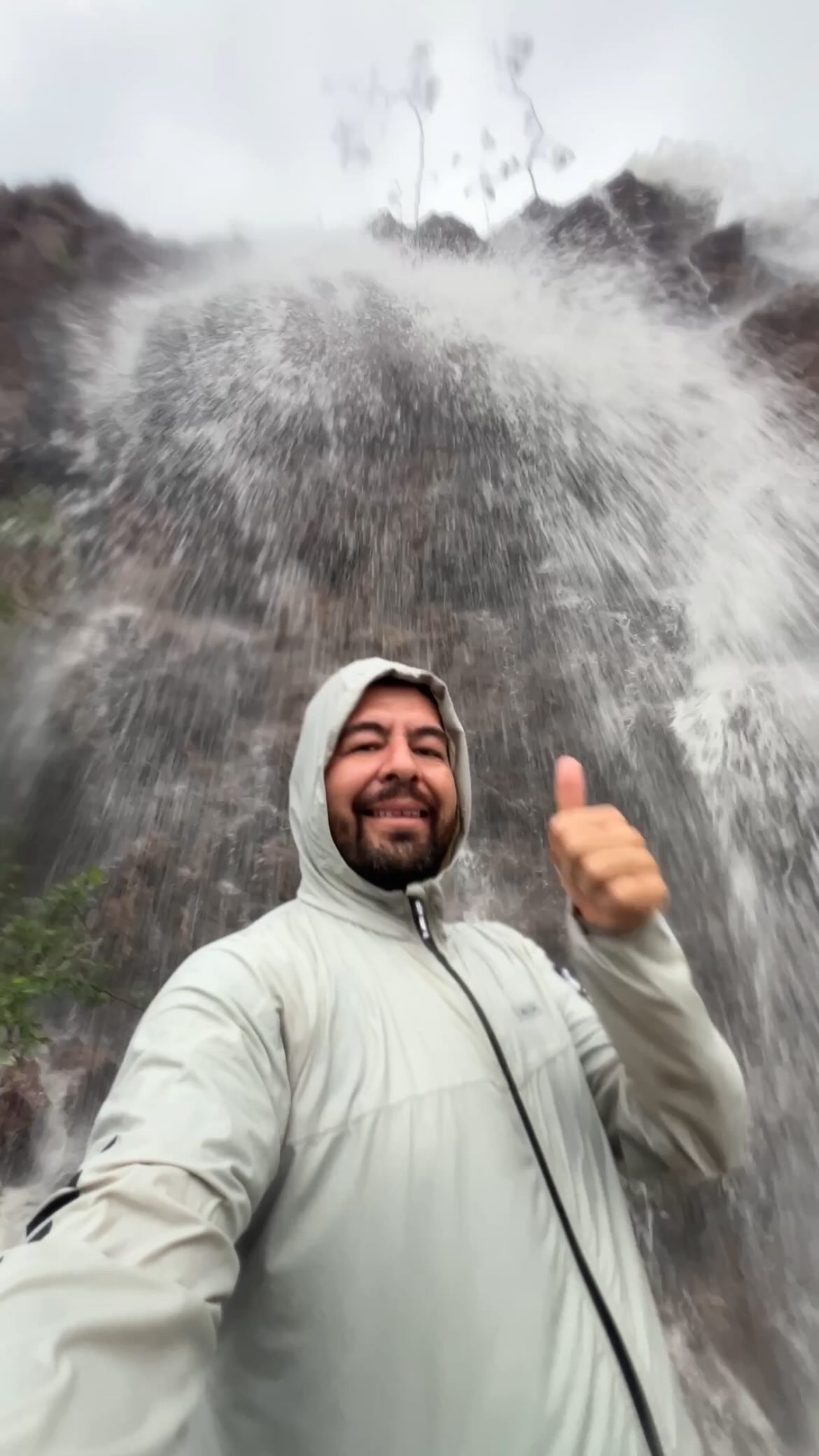 Cuando llueve mucho en San Carlos se forman estas cascadas. . # ...
