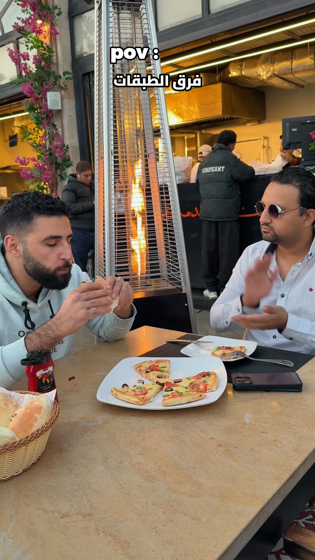 في طبقة تالته بتاكلها بإيديها دول تبع ايه بقى 🤔😂 البيتزا بالنسبالك ...
