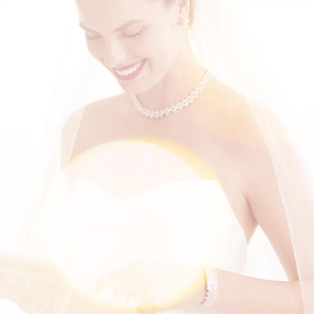 一起探索Harry Winston 婚嫁珠寶，以經典非凡的珠寶作品，將幸福時刻化