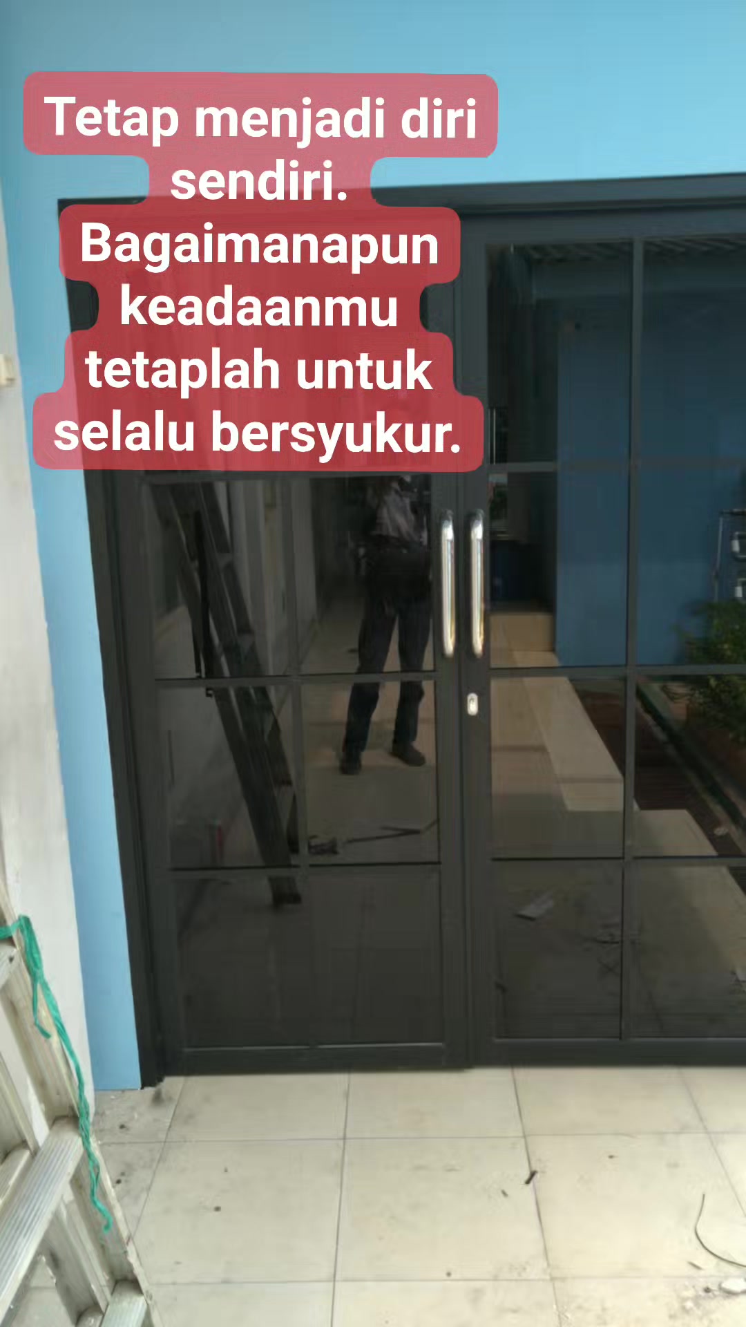 Pemasangan roda etalase pasang dari dalam menggunakan siku besi. Lebih ...