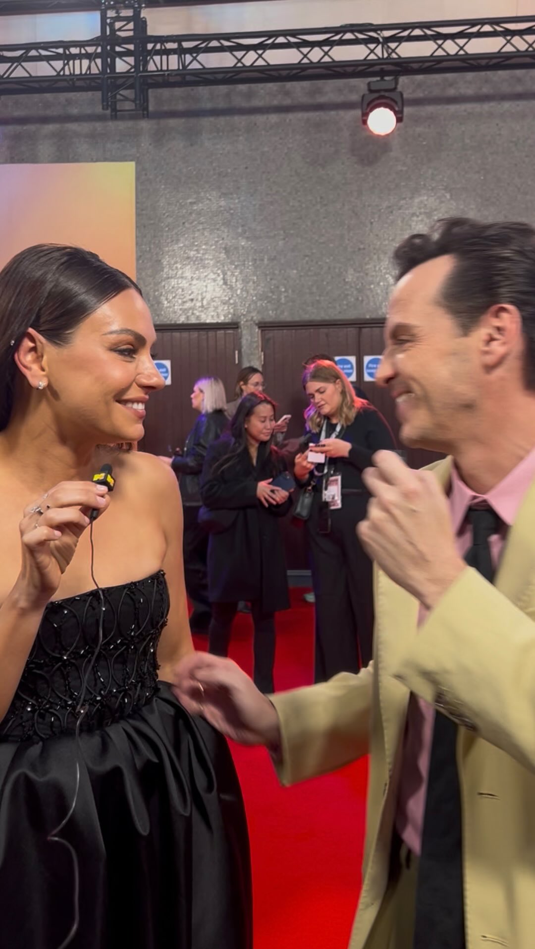 “In the workplace” 😭 Mila Kunis & Andrew Scott’s friendship is ...