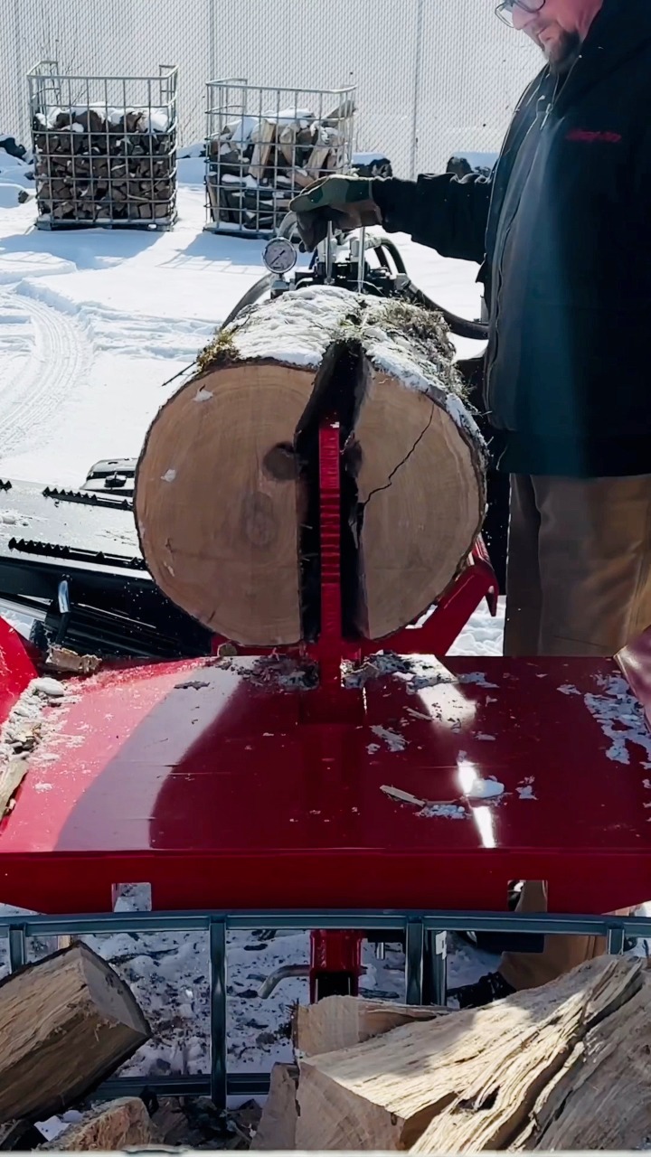 ️🪵 Does frozen wood split easier? #WolfeRidge #WoodSplitter #Winter # ...