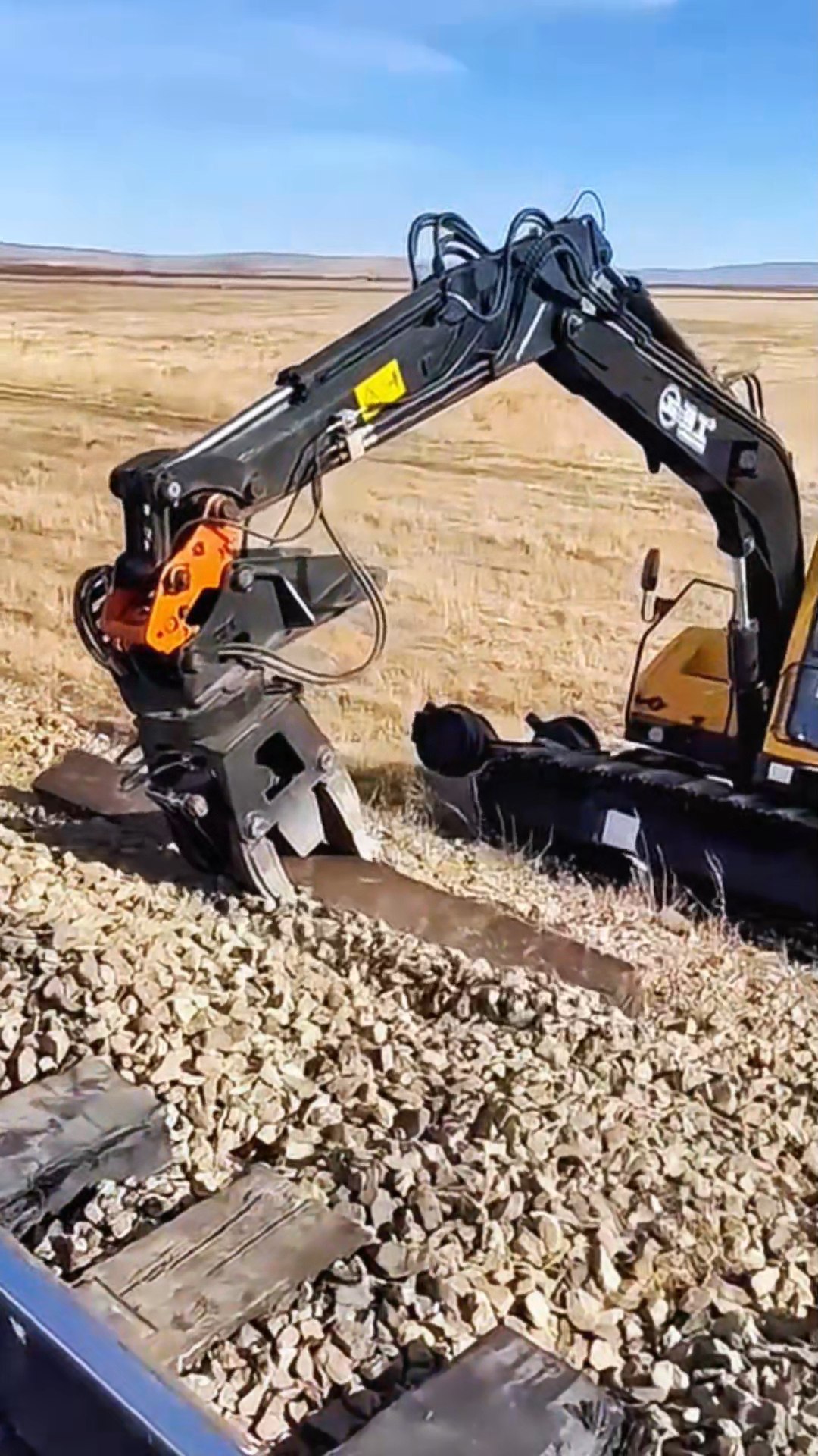 JINGGONG Railway Sleeper Changer is in full swing at Russian ...