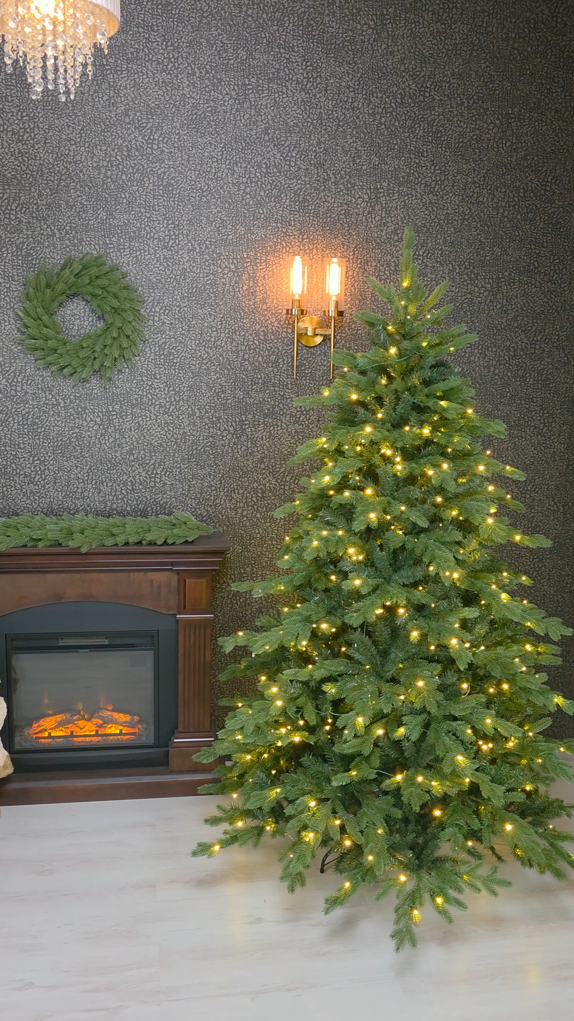 Weihnachtsdeko, die bis ins letzte Detail abgestimmt ist 🔝? In der Kollektion 3D Exklusive Fichte finden Sie den Baum in 3D- oder FULL-3D-Ausführung sowie einen Kranz und eine Girlande mit identischen