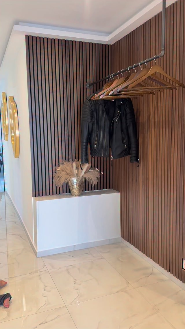 Unsere Neue Gaderobe✨🤎, Aus wenig Platz das Maximum rausgeholt✨ , Manchmal machen schon kleine Veränderungen einen riesigen Unterschied, genau wie bei unserer neuen Garderobe. Funktional, platzsparend