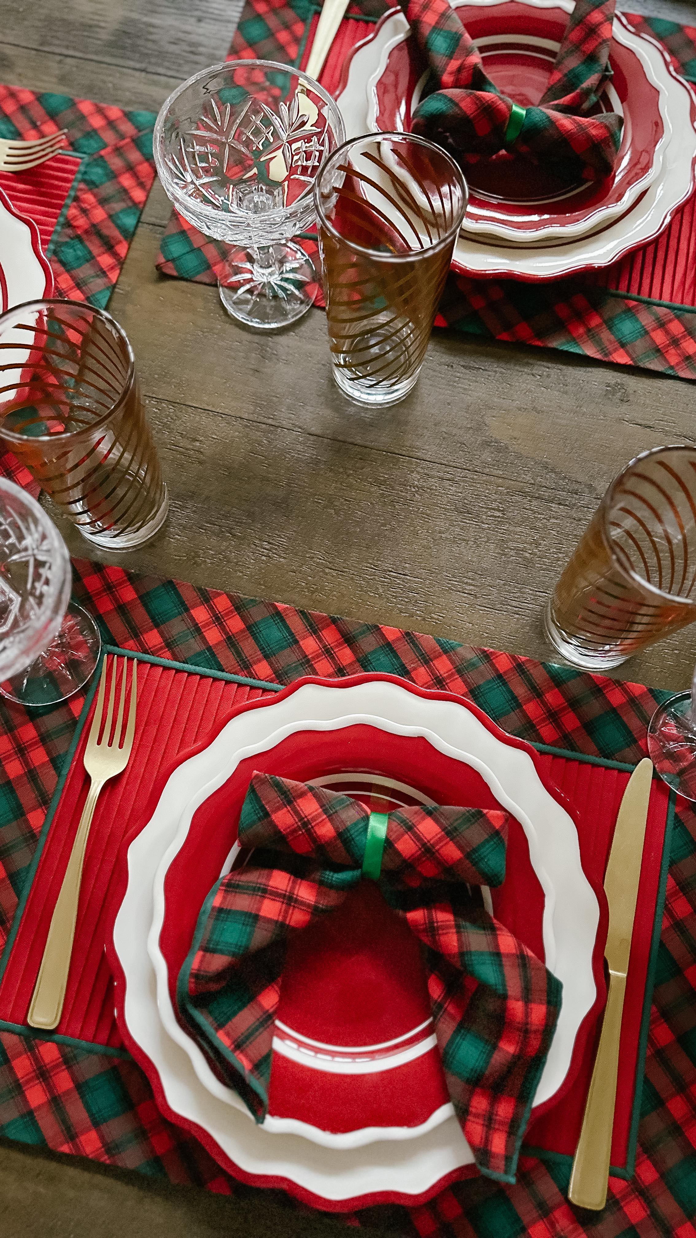 Christmas tablescapes are my favorite ️🎄 There’s just something so ...