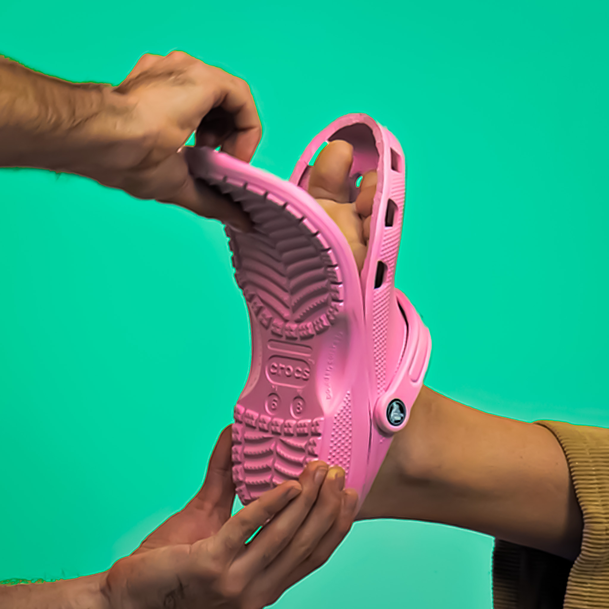 Recycling aluminum cans into Crocs details ♻️ | Transformazing | Facebook