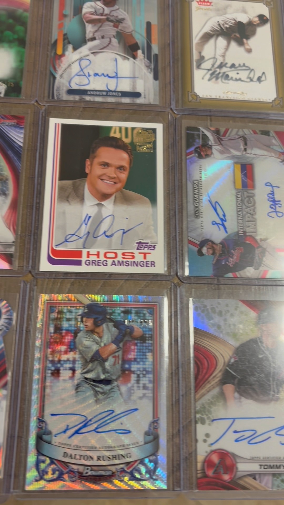 Un poco de lo que tenemos en inventario de cartas autograph!! Esto es ...