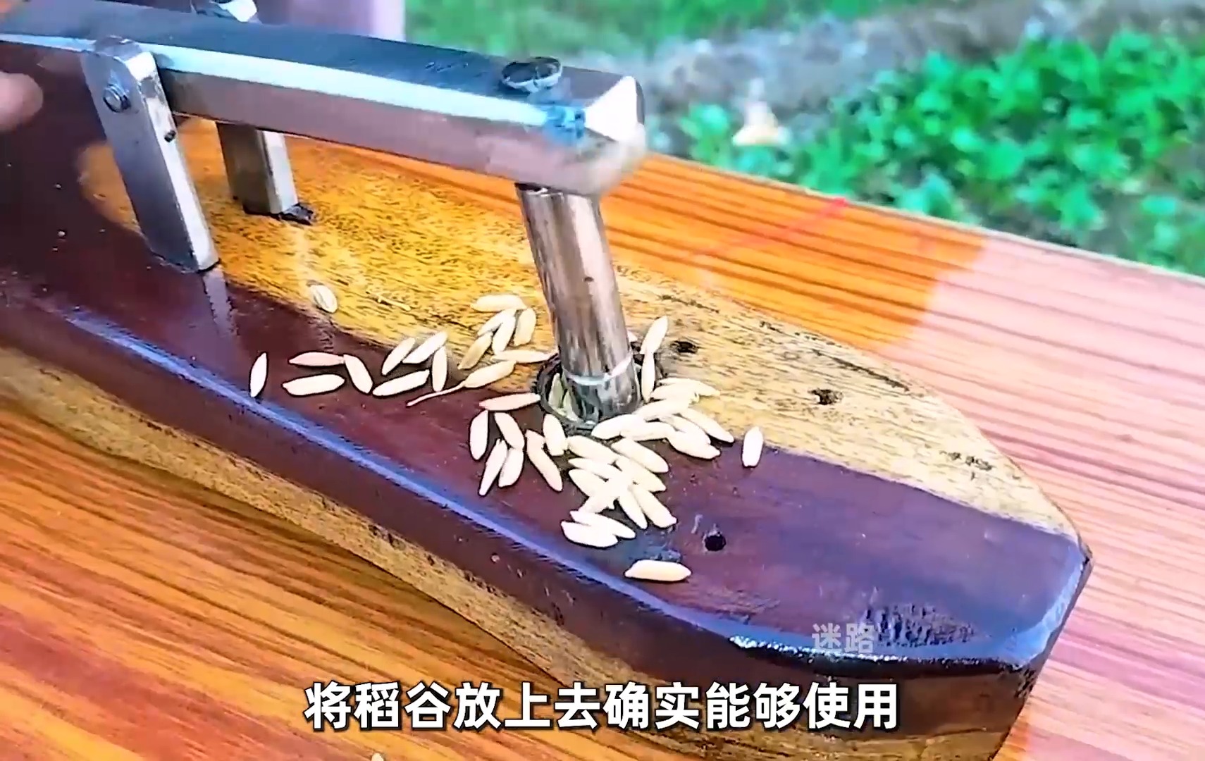 铁匠师傅打造迷你版杵臼，舂米的石臼模型 | Pamela Harrison | Facebook