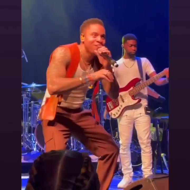 What's That 🤔 @rotimi Received Something While performing 😀 JE, Ni Kitu ...