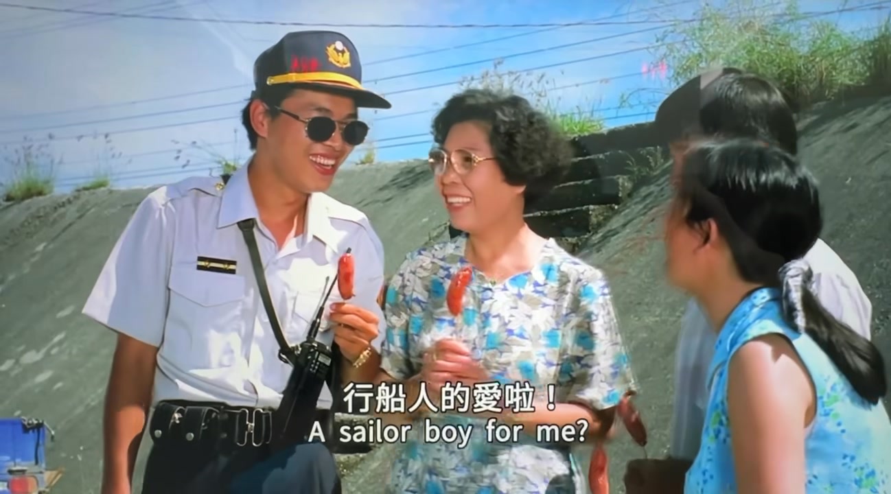 行船人的愛 這是文英阿姨經典影片之一，也被作為梗圖等形式，這是劇中員警大贏香腸後請文英一行人吃香腸的片段。 影片來源：翻攝自《熱帶魚 ...