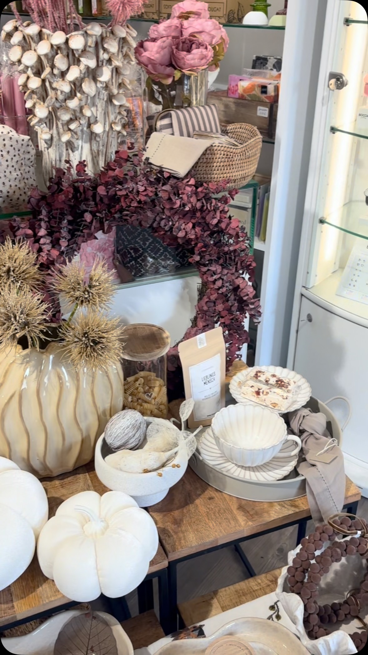 Außergewöhnliche Vasen, besondere Wohndeko und ganz viel Detailliebe. 🤍🍂, UHREN, SCHMUCK, WOHNDEKO, GESCHENKE, GOLDANKAUF, SILBERANKAUF, #siemannbuechen #büchen #schwarzenbek #wohndeko #wohlfühlen