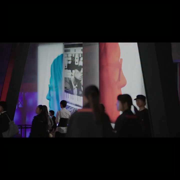 KAGAMI+》展示作品紹介➁ KAGAMI: BLUE - ESSENCE 坂本龍一がピアノを