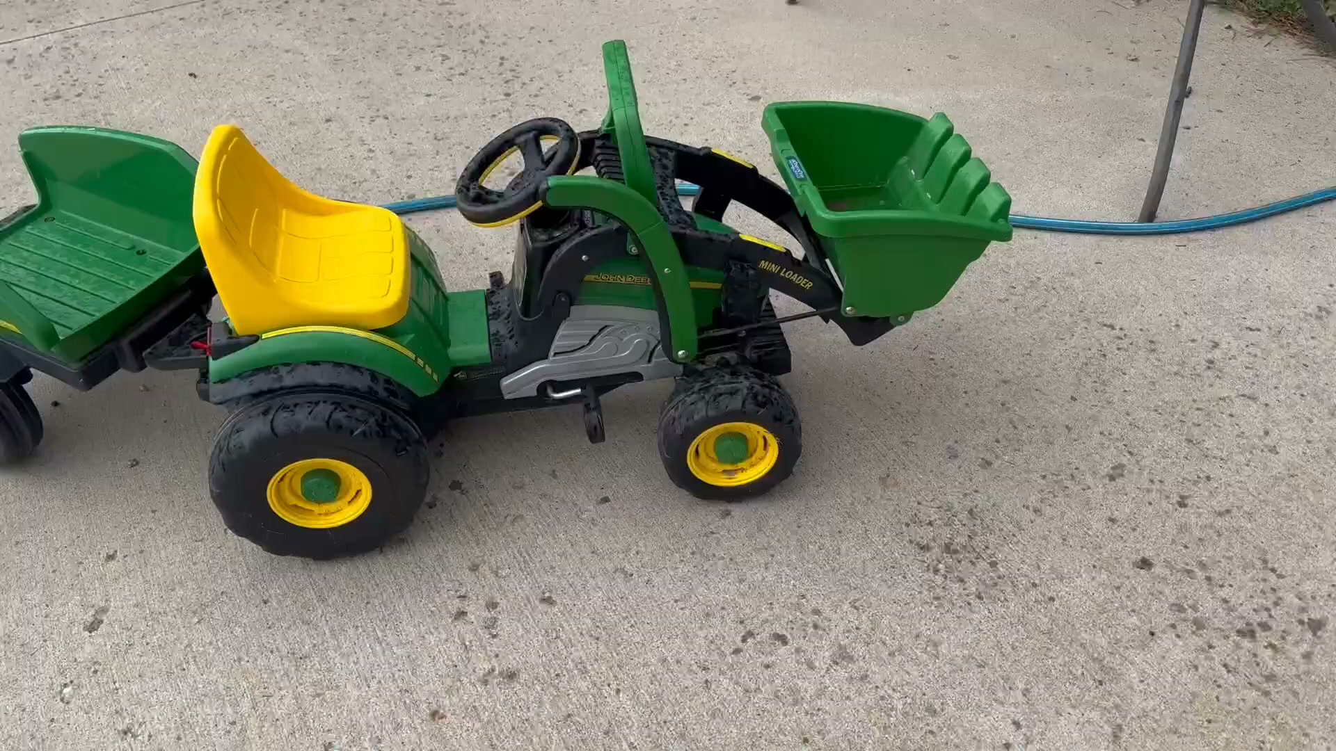 Shop this product or more here on our Amazon Store https://amzlink.to/az010vNe8vhRP, 🛒🚜 Transform your child's play time with the Peg Perego John Deere Ground Loader Tractor! This extra-large 12V 